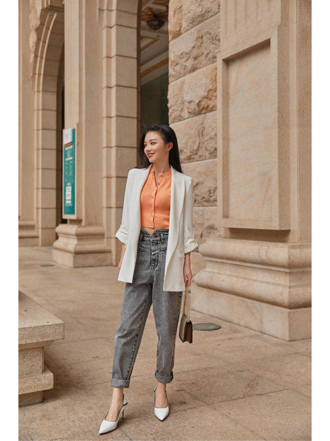 帆布鞋|小个子女生入秋就这么穿，蓝色衬衫搭高腰裤又飒又美，显高又显瘦