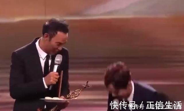 何炅金鹰奖再现高情商圆场,任达华打翻点心,何老师的反应和修养令人叫绝