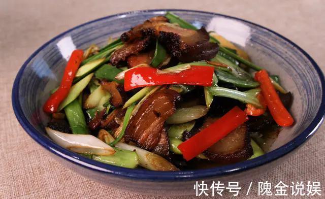 翻炒均匀|美食推荐青蒜炒腊肉、菠萝咕老排骨、红烧鸭块、西葫芦炒土豆