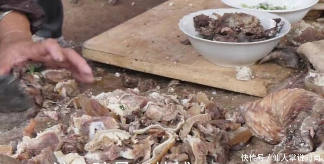山东莒南大集上的小摊子,一口大锅当场煮牛杂,一家五口人忙不停