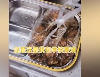 打包|怕妈妈没做饭，一年级女娃“打包”学校剩菜带回家，老师反应亮了