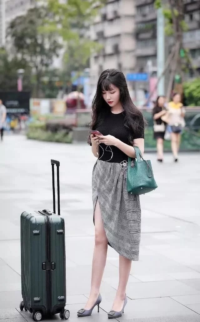 美女|街拍:拥有成熟婉约气质,走在街头的美女,尽显青春靓丽
