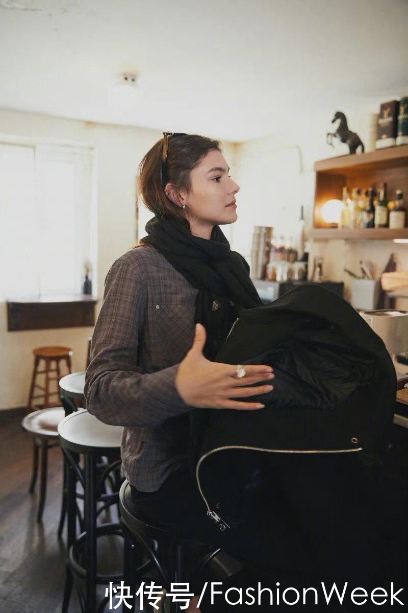 巴黎女孩的日常穿着法式出街look，慵懒随性又复古，心动了吗