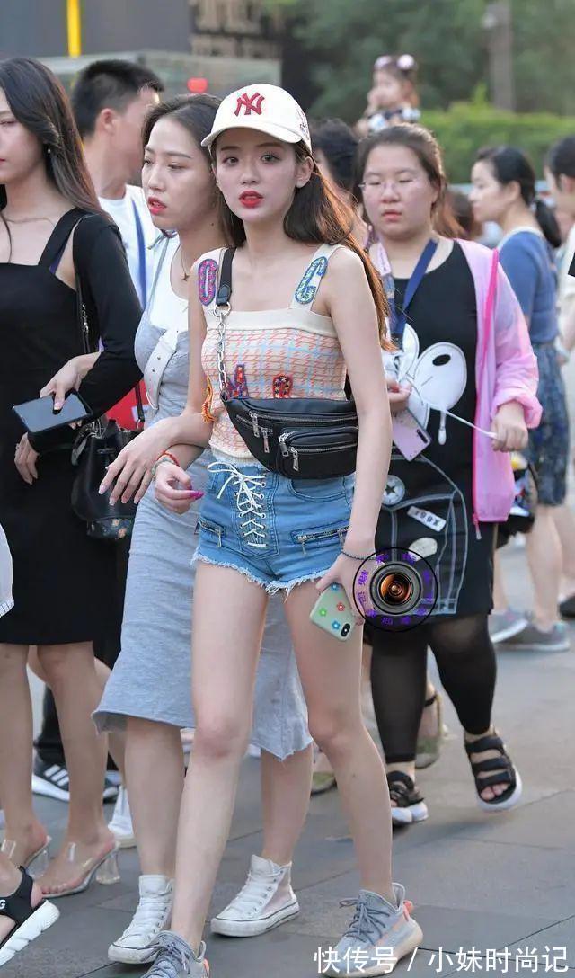 开衫裤 街拍美女:蓝色高腰短裤搭配白色帽子,毫无廉价感,确实很耐看