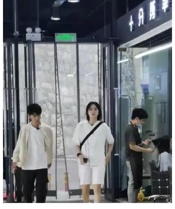 《中餐厅》路透曝光,姚安娜生图惊艳,休闲装也挡不住高贵的气质