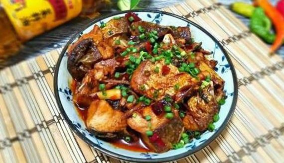 红烧鱼块，酱烧黄鳝，香菇蒸鸡腿，韭菜炒河虾的做法