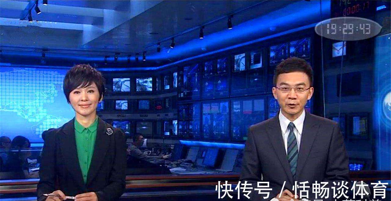 稿子|《新聞聯(lián)播》主持人為什么要低頭看稿?他們手里的紙是干嘛用的?