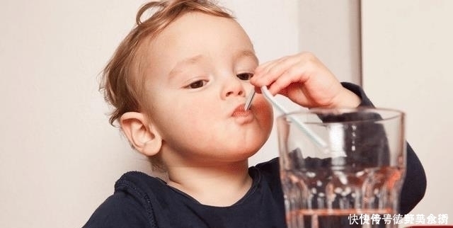 小动作|趁着妈妈不在,宝宝偷偷搬起小脚丫啃了起来,宝妈看后哭笑不得