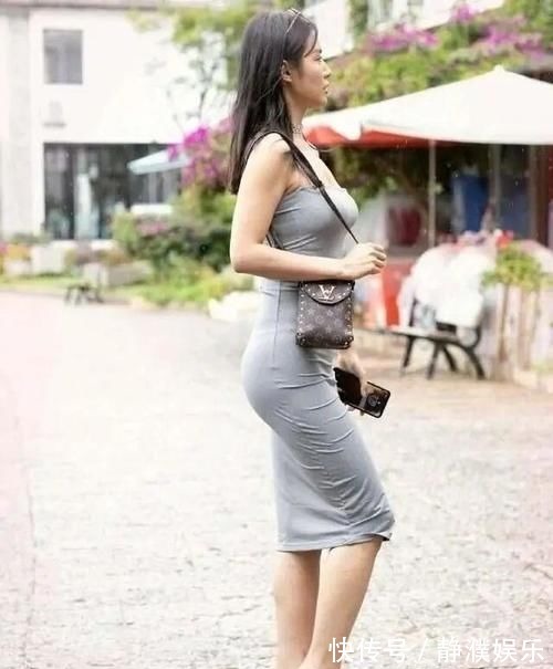 小技巧 粉色丝绸连衣裙,温婉大气优雅大方,搭配小技巧分享给你