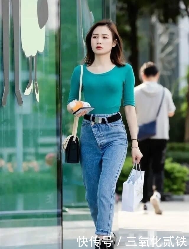 气质|女人过了40岁,跟着穿直筒牛仔裤,时髦减龄又显气质