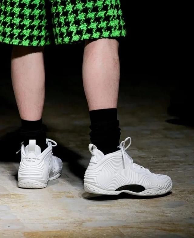 经典的Nike喷泡也能玩出新花样，这双CDG联名能否引发喷泡变革？