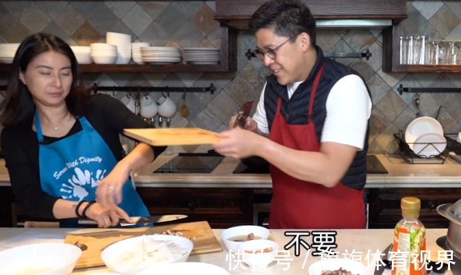 幸福感满满,霍启刚下厨捉弄老婆,豪华厨房意外曝光
