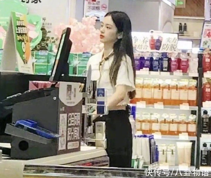 小花|周也和丁真购物被偶遇，当她离开十级美颜，才知这届小花颜值多高