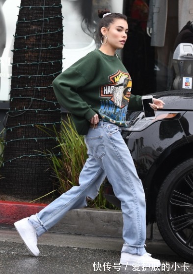 牛仔裤|建议大家:卫衣下面不要老配阔腿裤,今年流行这样穿,时尚显高级