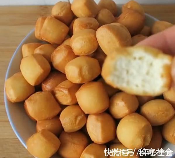 奶香小馒头，外脆里嫩，蓬松喧软，好吃不腻，比油条香