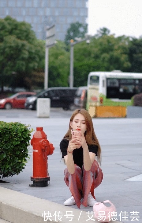 黑色露脐装搭配阔腿裤,美的不可方物