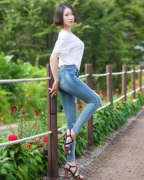 紧身牛仔裤|女神搭配：腰很细的牛仔裤美女，身材颜值俱佳，彰显女人味！