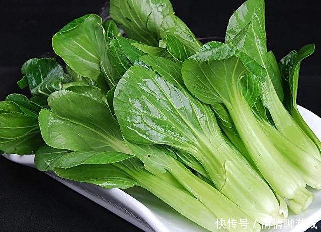 炒青菜时,最忌直接下锅炒,大厨多加2步,青菜又脆又绿又好吃