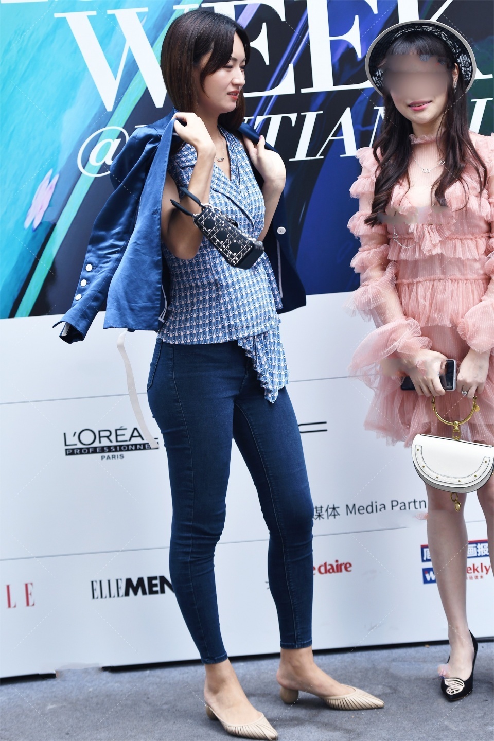 显得|美女街拍:深蓝色丝绸西装外套,搭配蓝色牛仔裤,时尚优雅