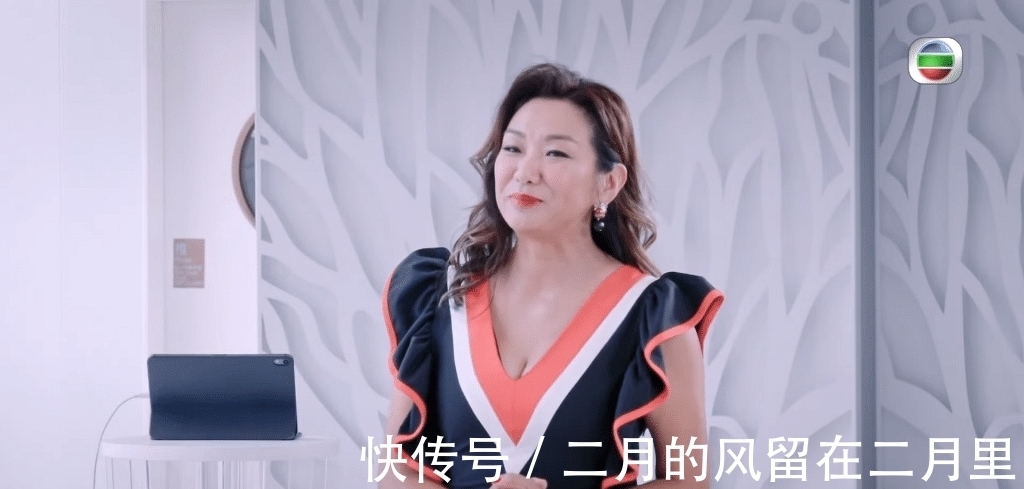 2021香港小姐三甲出爐，禮儀老師竟是初代“最丑港姐”？