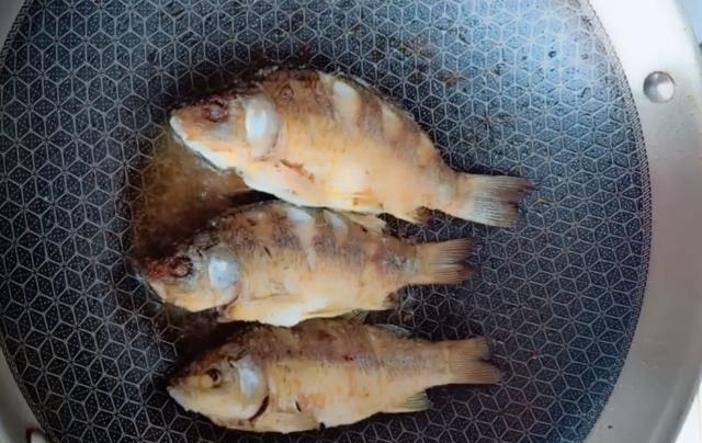 鲫鱼汤怎样炖像牛奶一样白?这3步是关键,做对了,鱼汤又白又鲜