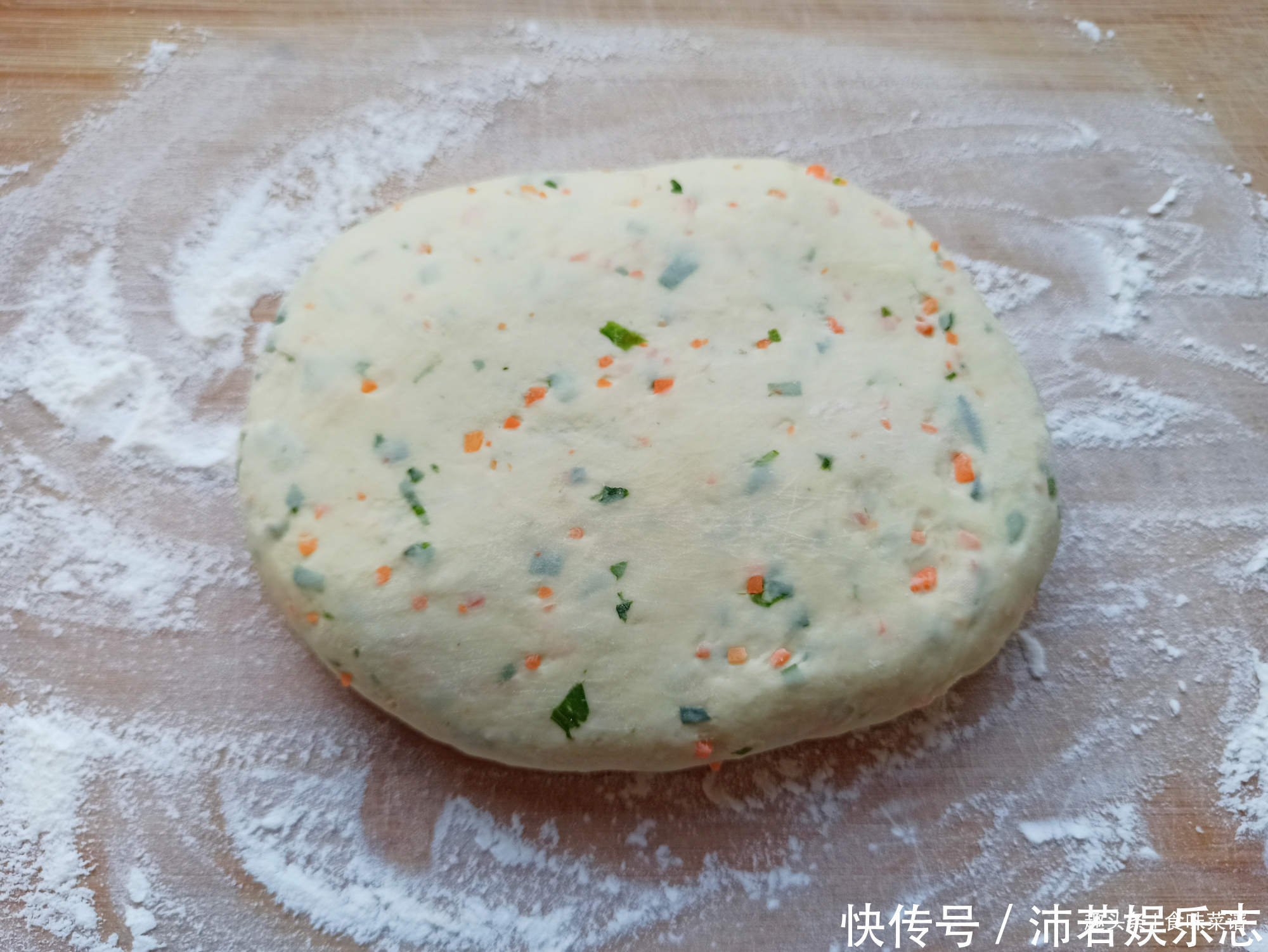 开水|面粉新吃法，无需发面，开水一烫就搞定，个个鼓大泡，比油条还香