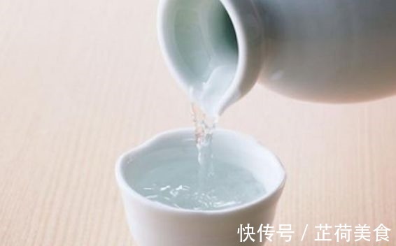 君子兰是个“酒鬼”，一次喝1杯，养成“大白菜”，开花不断！