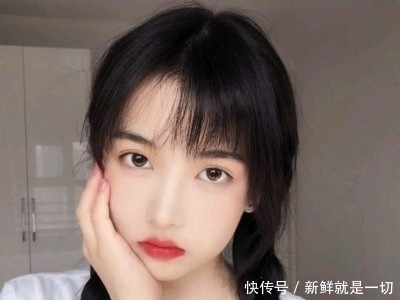 迷人|初中班里，女生自以为“敲迷人”的3行为，直男：劝你去照照镜子