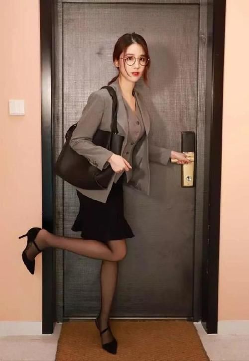 美女脚上穿着一双尖头的黑色高跟鞋，散发出更加轻熟的韵味