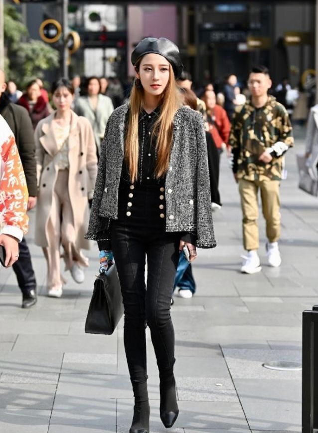 街拍:白色皮毛大衣搭鱼尾裙,身材好穿衣有品,彰显高贵典雅气质