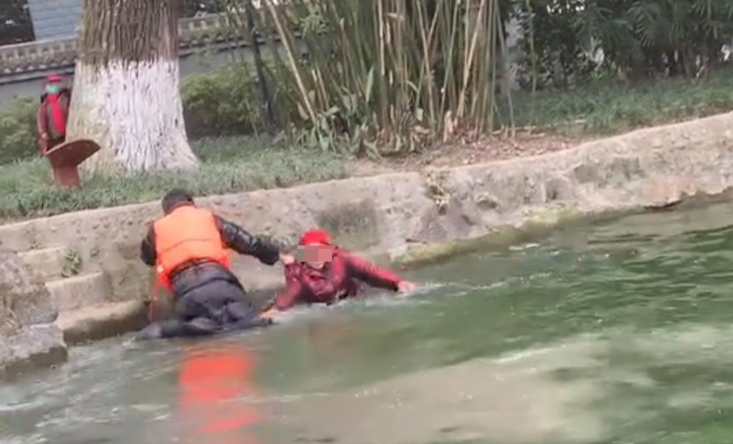 杜玉全|婆婆落入公园湖中 返乡大学生跳水救人：“只是一件小事，应该做的”