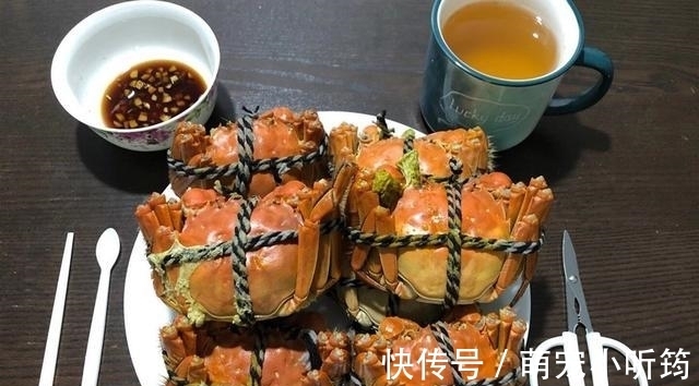 蒸大闸蟹时,直接上锅蒸就废了,多加这1步,蟹肉鲜嫩入味不流黄