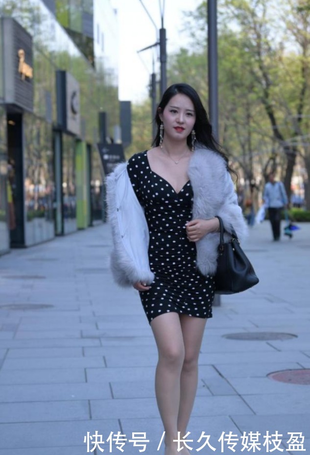 女人|成熟女人穿貂配短裙,皮肤白皙惹人爱,一双美腿真吸精睛!