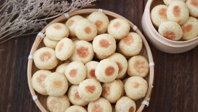 燕麦片中加4个鸡蛋,不用水不用蒸,鲜甜松软,比包子馒头还好吃