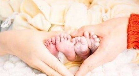 徐爸爸|年轻爸爸闻了下宝宝小脚,假装被熏晕,宝宝接下来的举动太可爱了