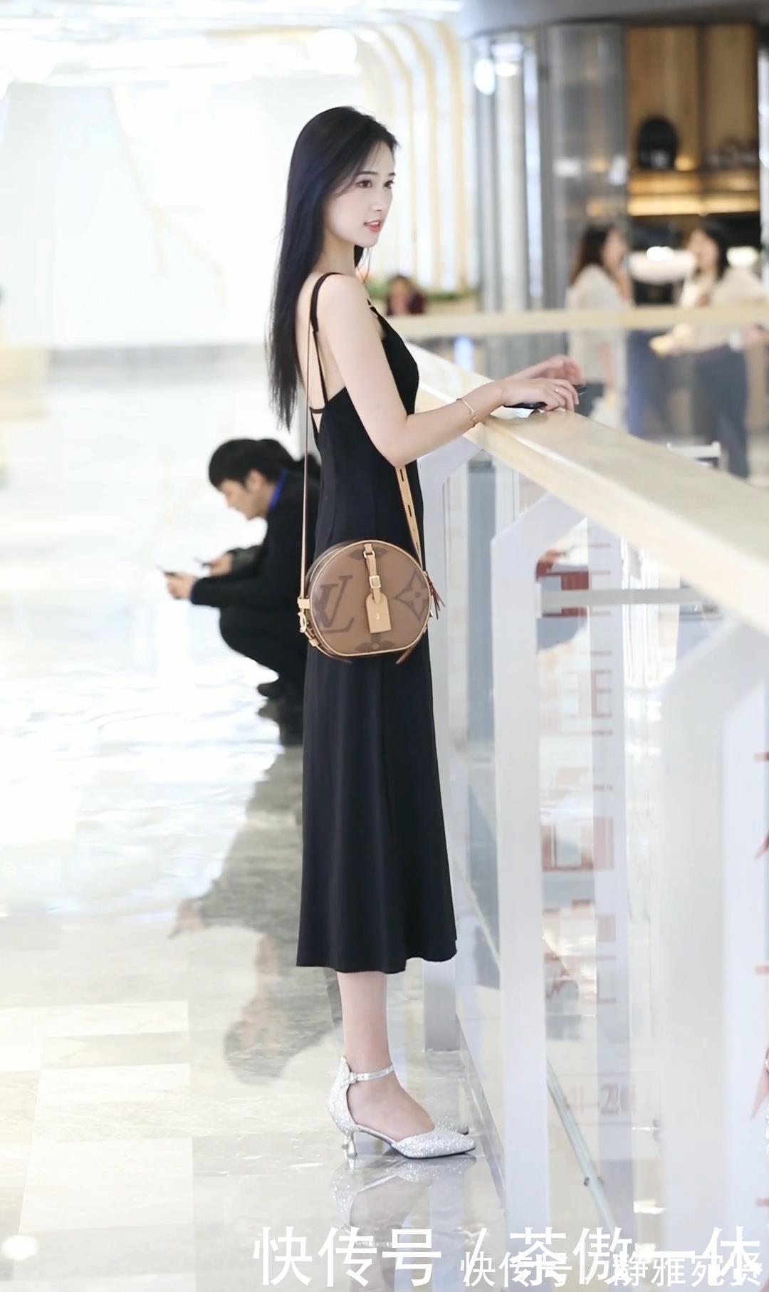 清纯 清纯的小姐姐,一袭优雅黑色连衣裙优雅又低调,凸显仙女般气质