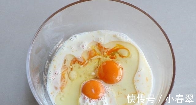 牛奶|黑米发糕做法，鸡蛋加牛奶上锅蒸一蒸，软糯香甜营养满满