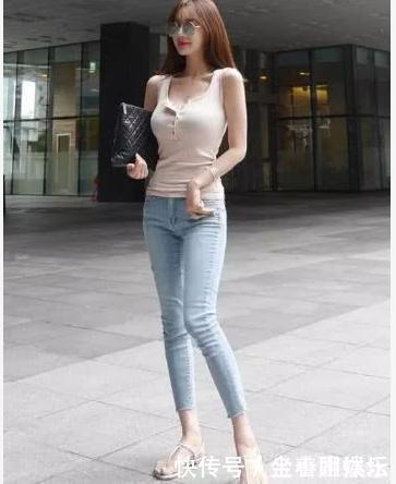 针织|针织背心搭配高腰牛仔裤,设计独特,自信满满