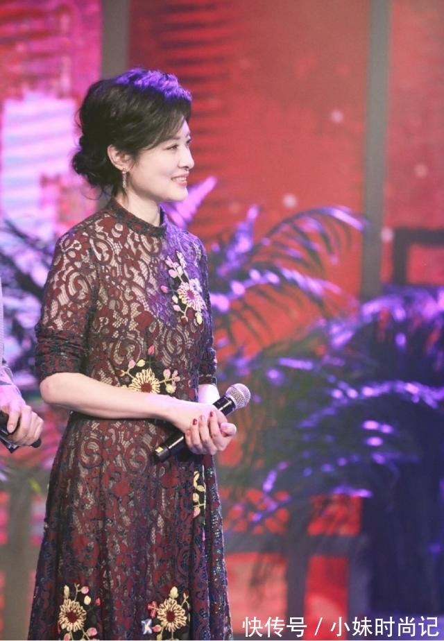 连衣裙 著名主持人“周涛”真会穿!深红色镂空连衣裙搭配扎发,优雅大气