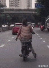 |搞笑GIF:伴娘你可真是有心计啊,这样藏鞋子谁能找得到啊