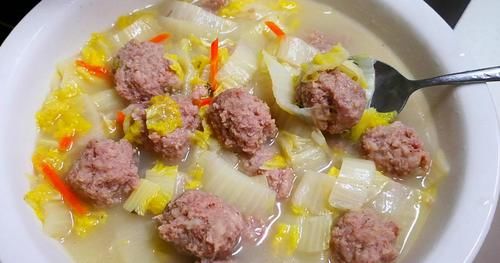 肉馅|入秋后，要多吃此肉，用来做肉丸子汤，鲜美营养高，吃着特别香！