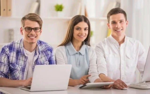 富婆|穷小伙出场遭全灭,离开前台下富婆喊5字,观众炸锅