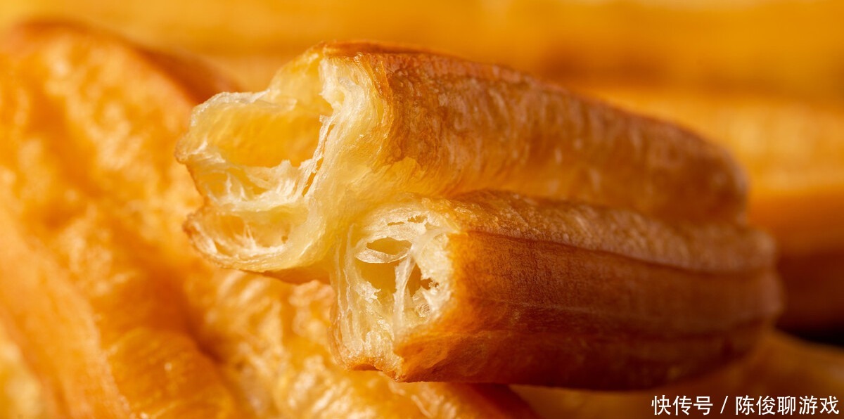 原来炸油条很简单,不用泡打粉,油条依旧能轻松,外酥里嫩还美味