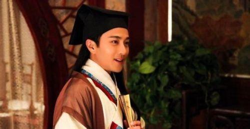 上联|书生上联 水手落水, 水鬼拉住水手手;渔家少女下联千古绝对!