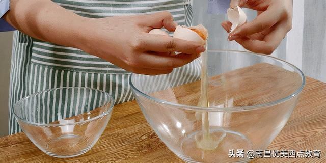 轻轻软软像在捏了朵云，一口下去奶香、醇苦、香甜、微酸