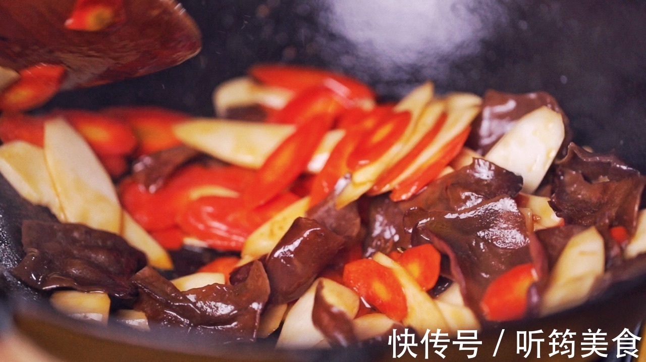 胡萝卜素|三色小炒胡萝卜山药木耳，美味健康，营养好做