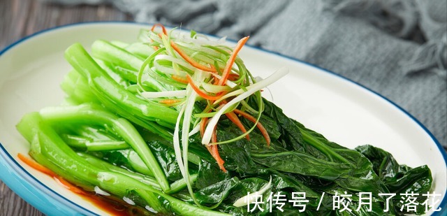 青菜不能直接下锅炒，牢记2个小窍门，出锅青菜翠绿还不出水！