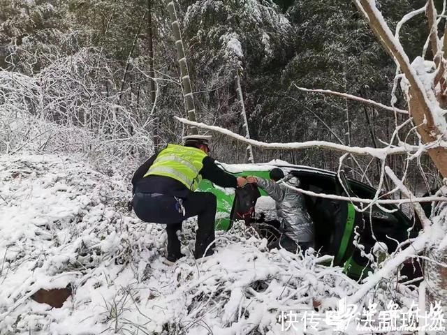 客户端讯|安徽枞阳:雪天救援群众拉住民警的手言谢