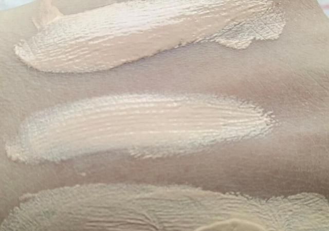 花西子|都说国货好,实则大翻车!花西子拔干卡粉,完美日记白送也不用