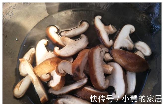 口感|香菇炒油菜,记得加1味,油菜翠绿不发黑,口感更嫩香